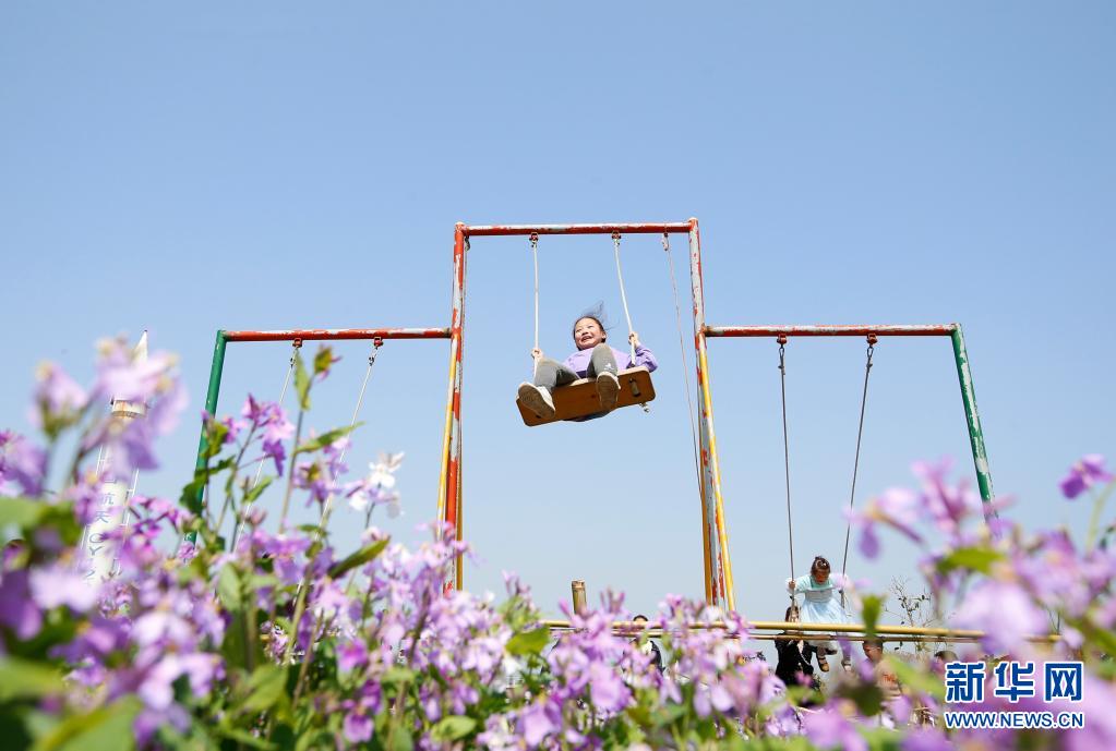 大力发展生态休闲观光农业和乡村旅游,因地制宜打造多个农旅融合综合