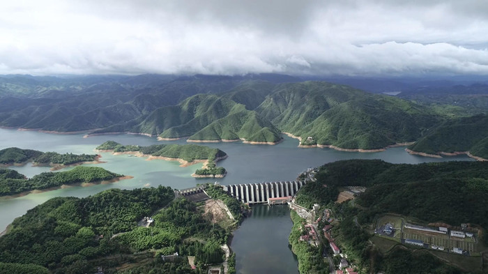 无人机航拍梅山水库全景这三个"十万 "体现了红色基因的薪火传承也是