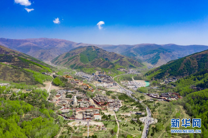新华网 发(尹杰 摄)鸟瞰五台山,群山环抱清静优雅.新华网 发(尹