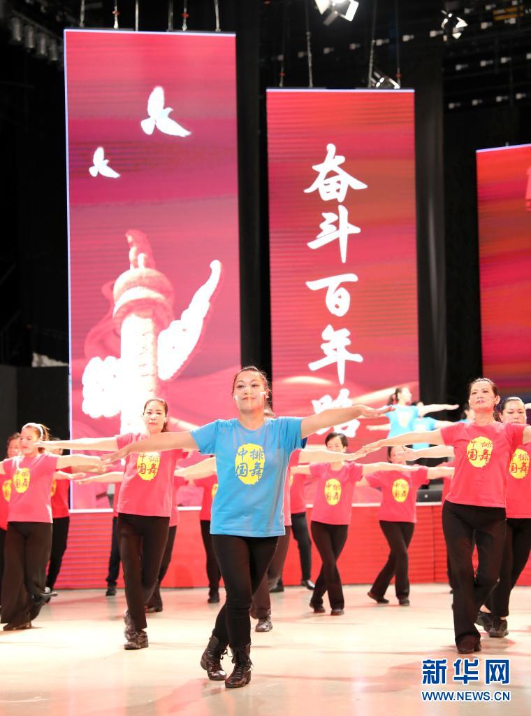 香港民间团体首次举行大型排舞展演活动献礼建党百年