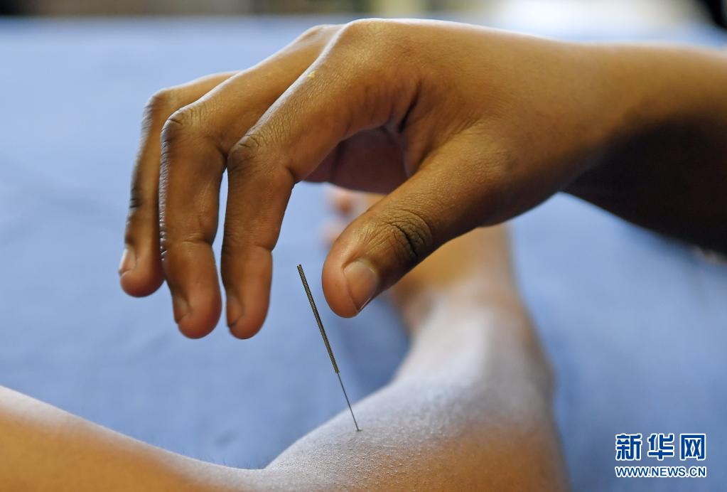 随着南非新冠疫情逐步好转,针灸课程恢复线下面对面教学,每周会有一到