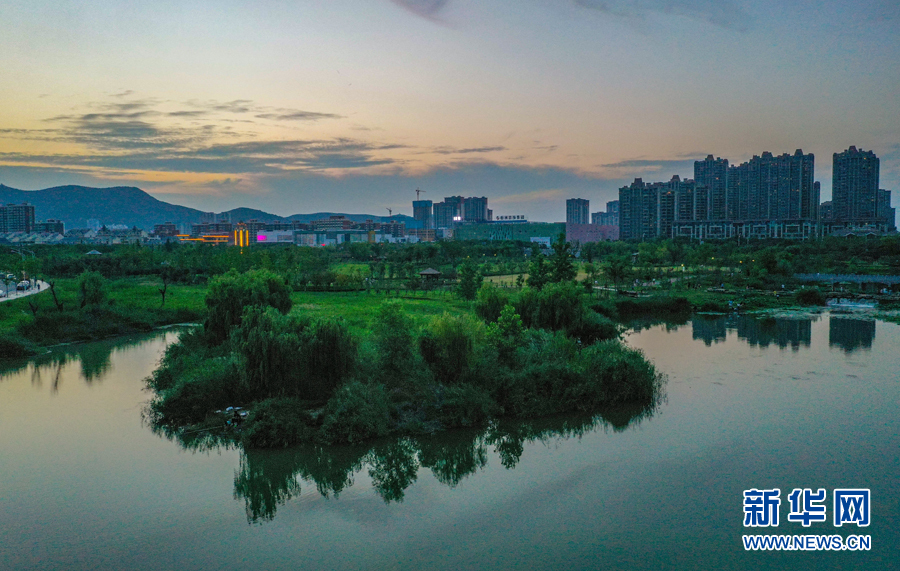 7月3日拍摄的安徽省淮北市东湖湿地公园,水清岸绿(无人机照片).