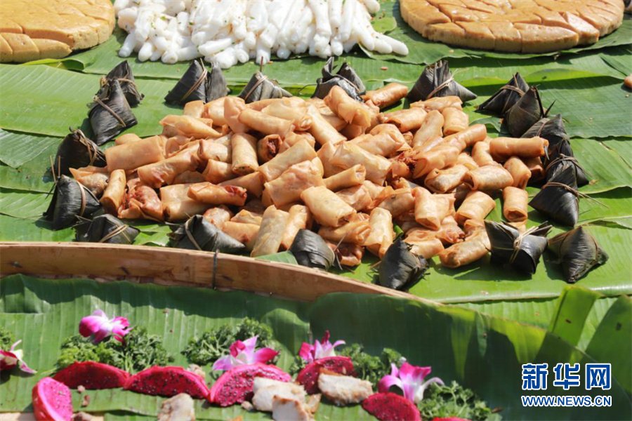 大型美食诱惑现场壮乡簸箕宴亮相