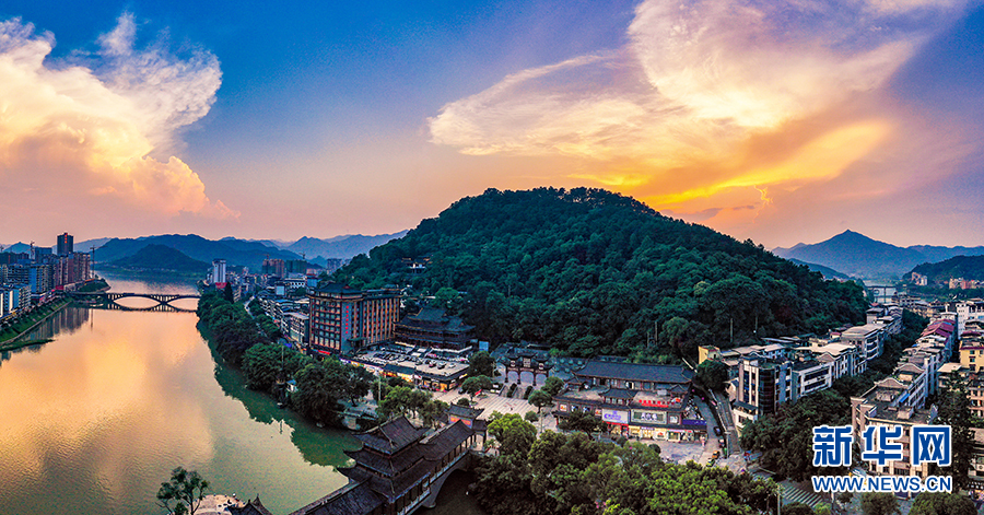 青山,清清的河水绕城而过……这幅美丽的山水画卷正是广西桂林永福县