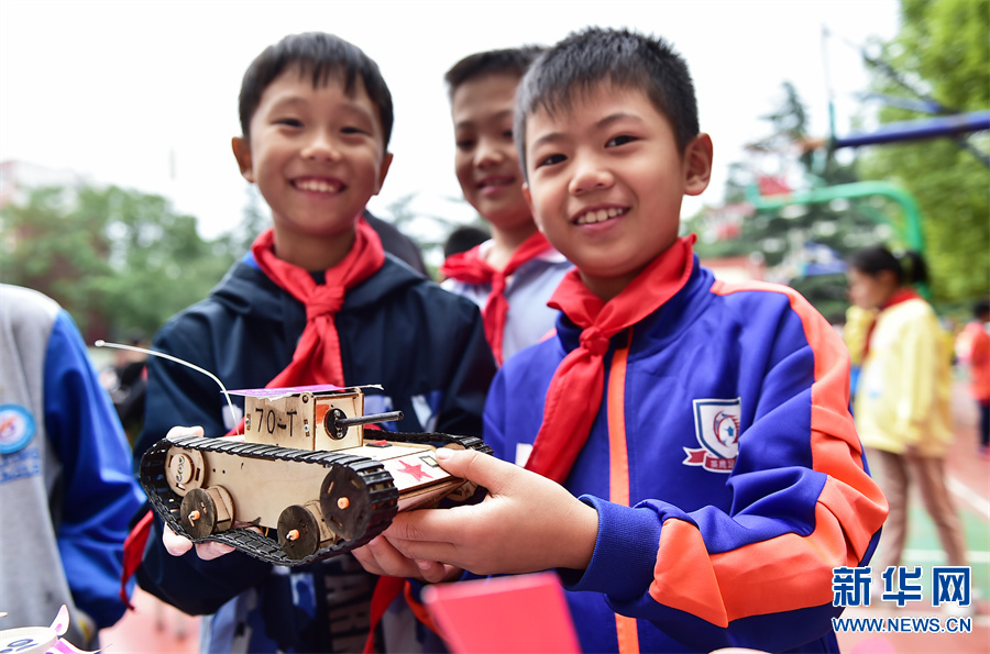 河南洛阳:校园科技节"小创客"显身手