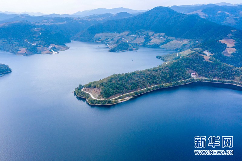深秋时节,湖北省保康县寺坪镇南河天子湖,群山环绕秋意浓.