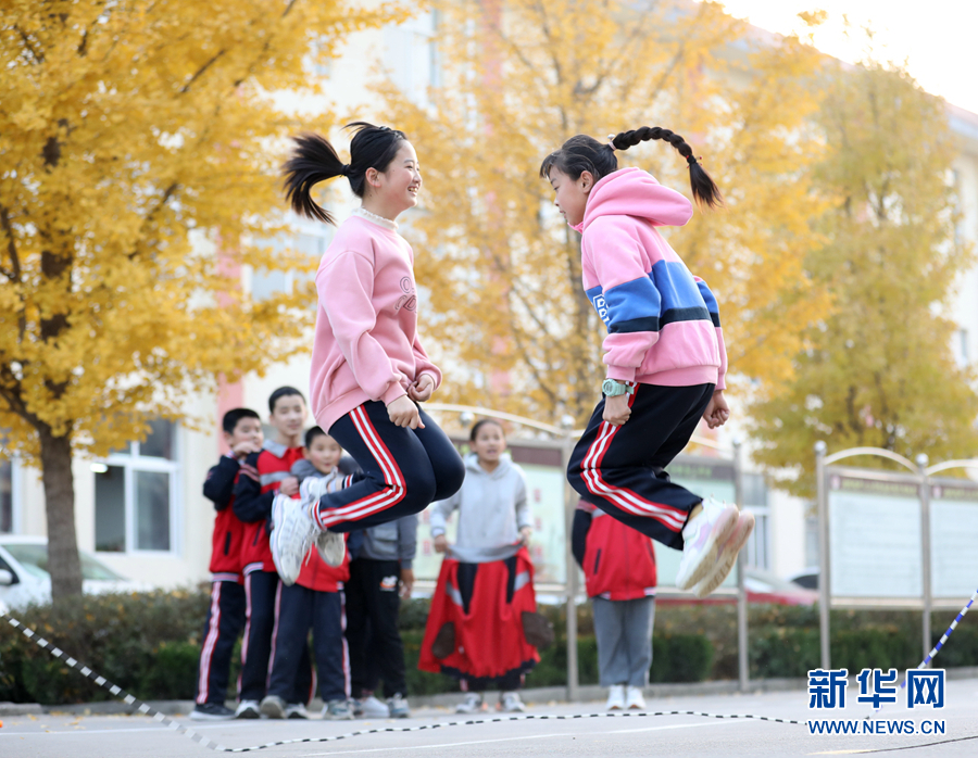 今年秋季学期开学以来,各地积极落实"双减"政策,学校结合学生的肖趣