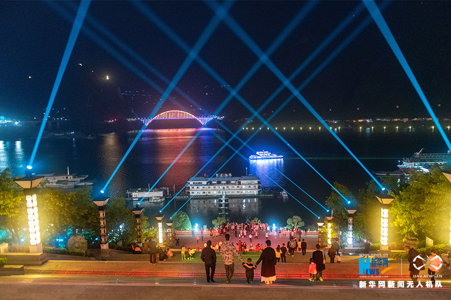 超有氛围感!《三峡之光》情景夜游灯饰亮了