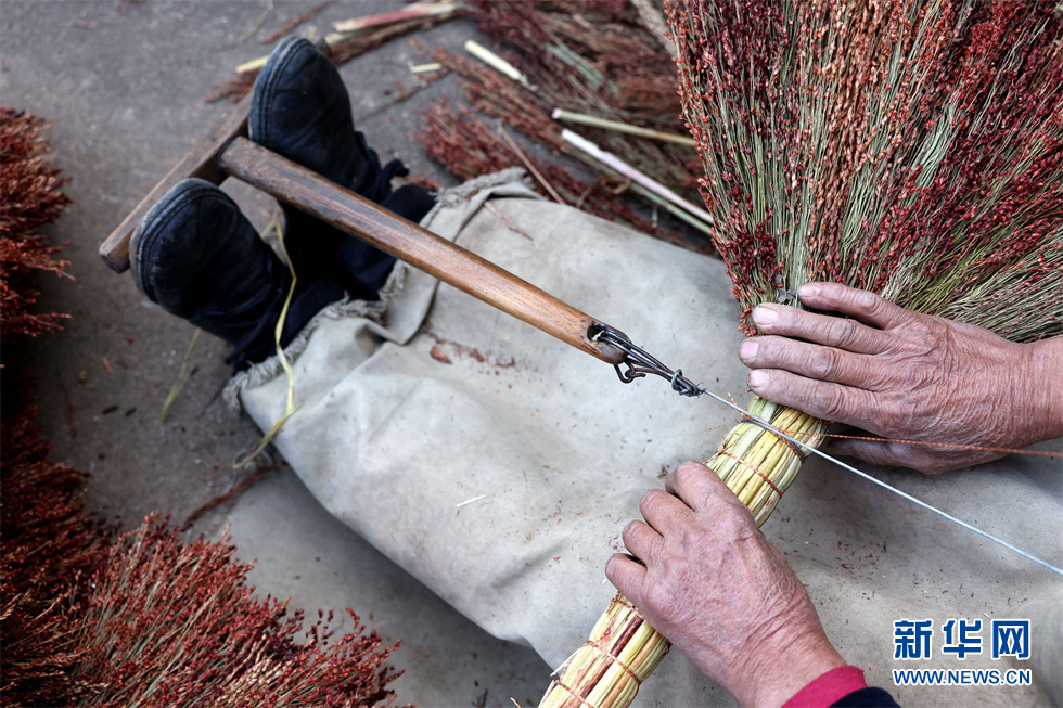 11月13日,山东省枣庄市市中区齐村镇杨岭村农民杨传德按传统工艺制作