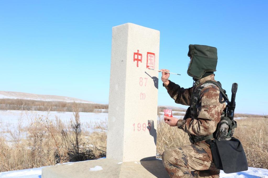 踏着英雄的足迹,他向界碑敬上最后一个军礼