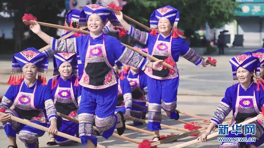 都安"壮族打扁担",是壮族民间流传的原生态舞蹈,又称壮族扁担舞和"打