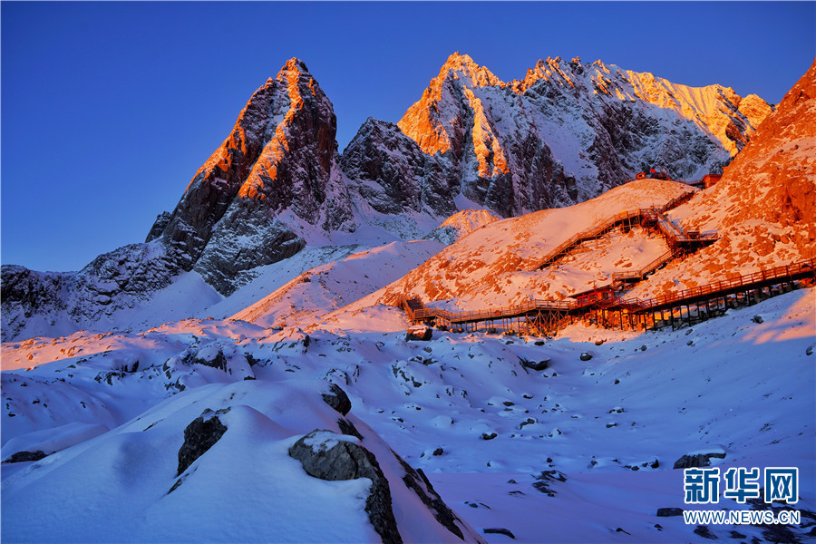 丽江玉龙雪山壮美日出如诗如画