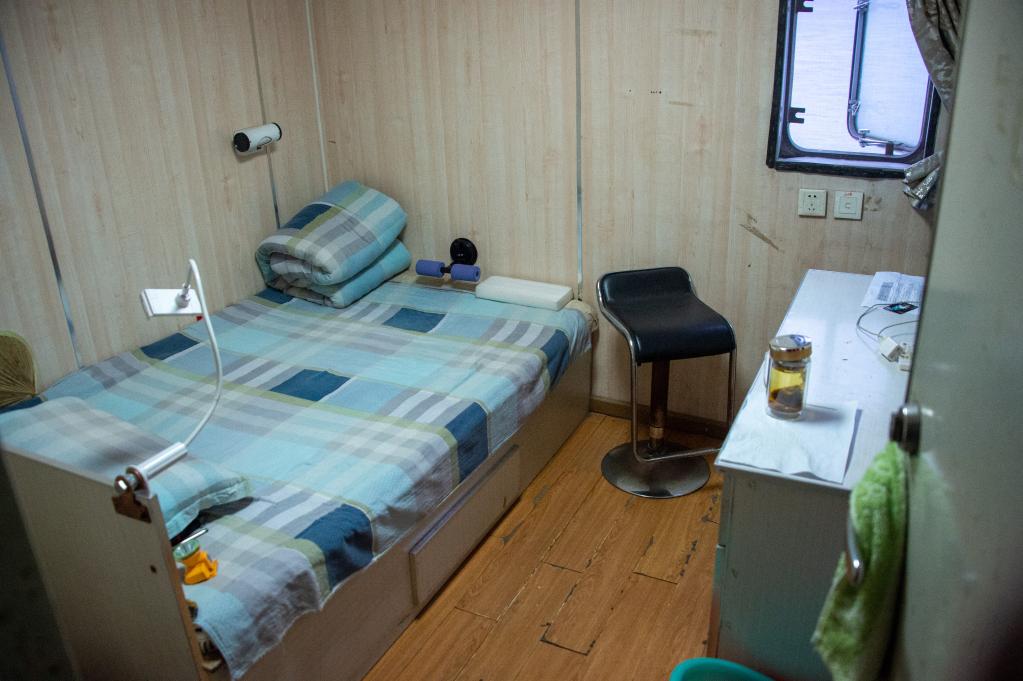 这是2021年11月3日拍摄的"远洋9602号"轮船员宿舍.