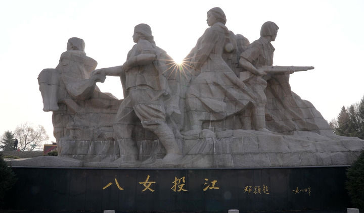 记者在"八女投江"群雕所在的牡丹江市江滨公园看到,路过群雕的人们有