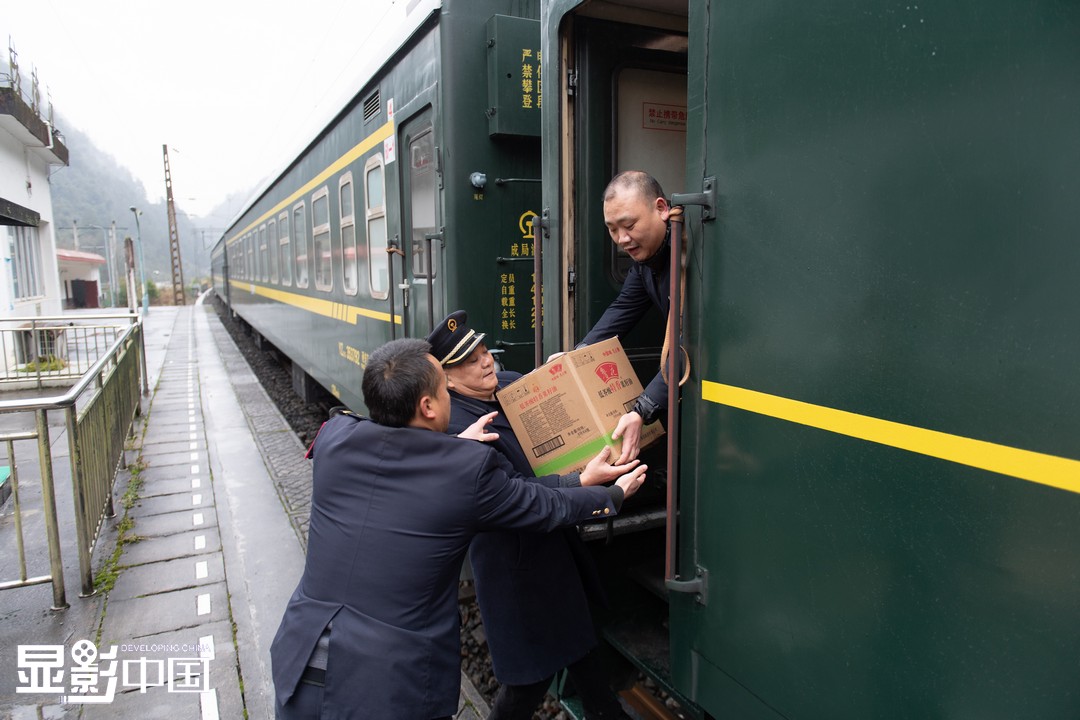 每天,小站仅有一趟前往重庆的5610次列车停靠,除为小站职工运送生活