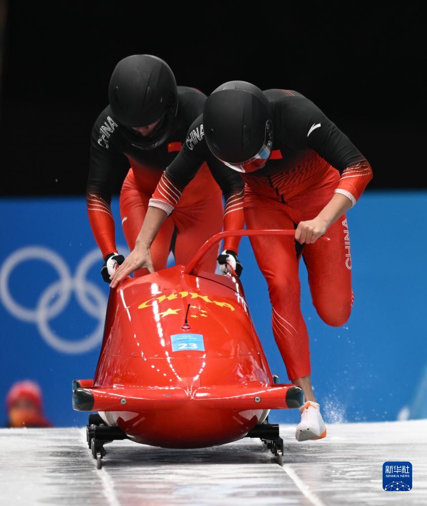 当日,北京2022年冬奥会男子双人雪车比赛在国家雪车雪橇中心举行.