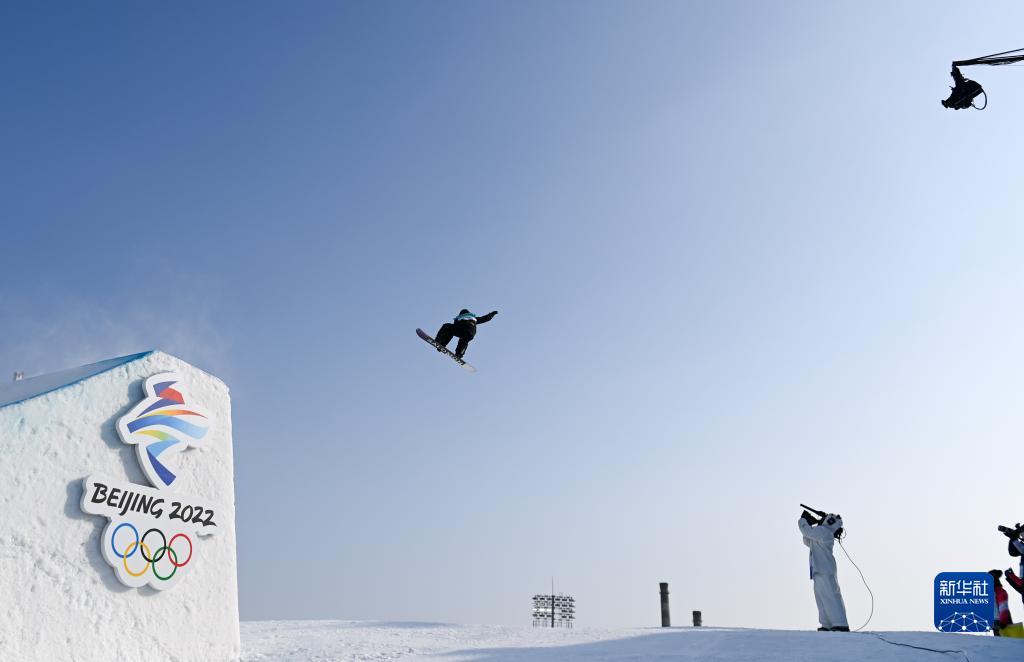 当日,北京2022年冬奥会单板滑雪女子大跳台决赛在北京首钢滑雪大跳台