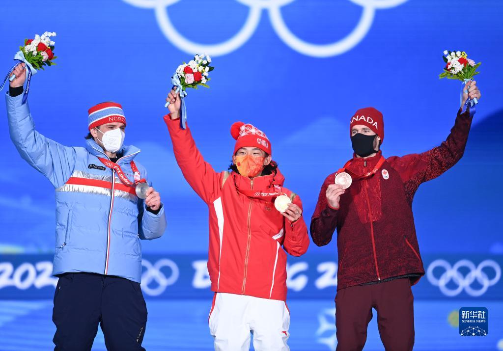 单板滑雪男子大跳台奖牌颁发仪式_北京2022年冬奥会_新华网