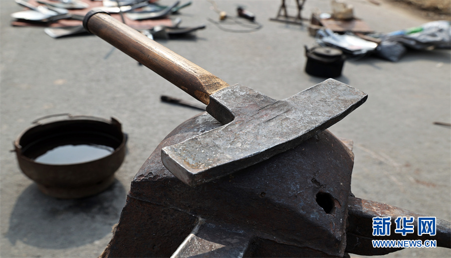 3月11日,在山东无棣县城大集上拍摄的"铁匠老夫妻"使用的锤子和砧子.