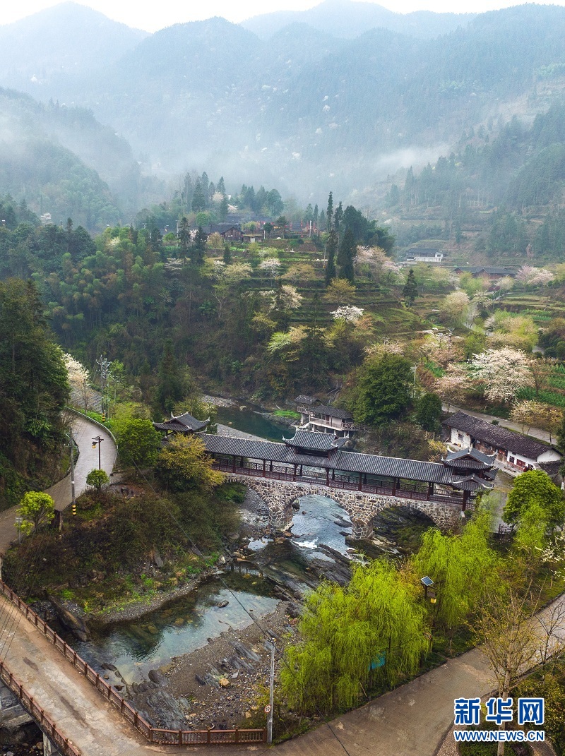 图为湖北恩施市盛家坝镇二官寨村旧铺古寨里的农家小屋.