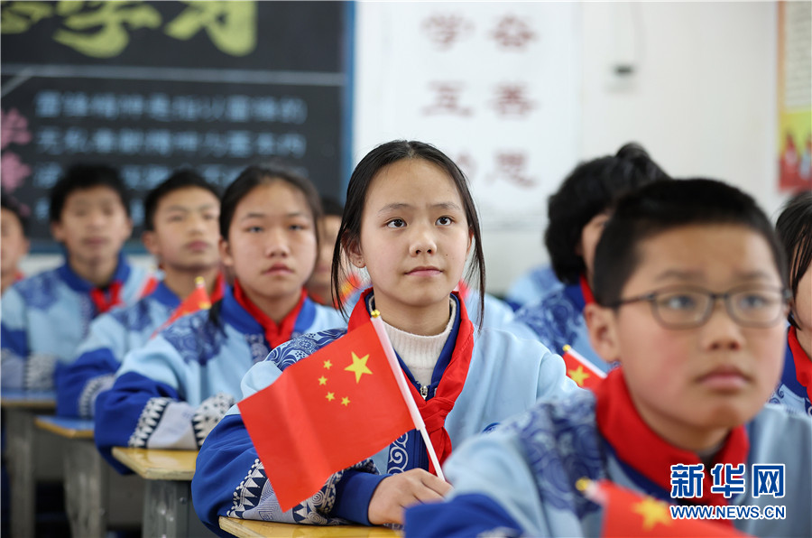 3月23日,六年级小学生在贵州省黔东南苗族侗族自治州丹寨县扬武镇民族