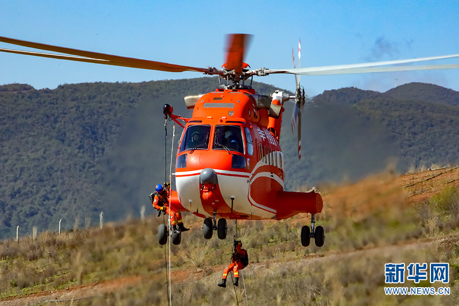 昆明航空救援支队开展直升机救援飞行训练