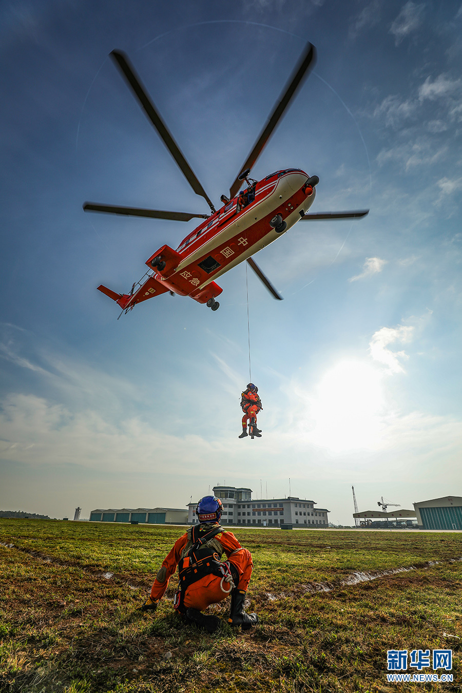 昆明航空救援支队开展直升机救援飞行训练