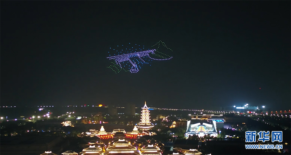 湖北荆州千架无人机光影秀美轮美奂陪伴群众过五一