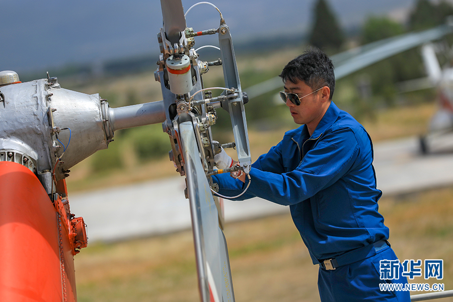 图)2022年3月16日,昆明航空救援支队多架直升机开展春防战备飞行训练