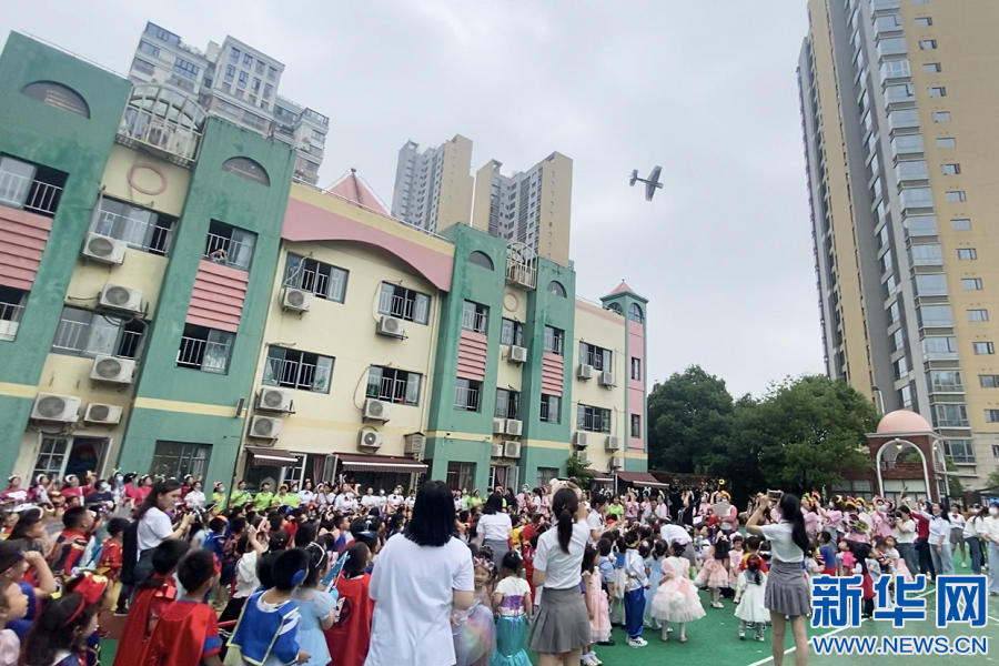 "六一"国际儿童节当天,在江西省南昌市广电滨江豪园幼儿园,孩子们正在