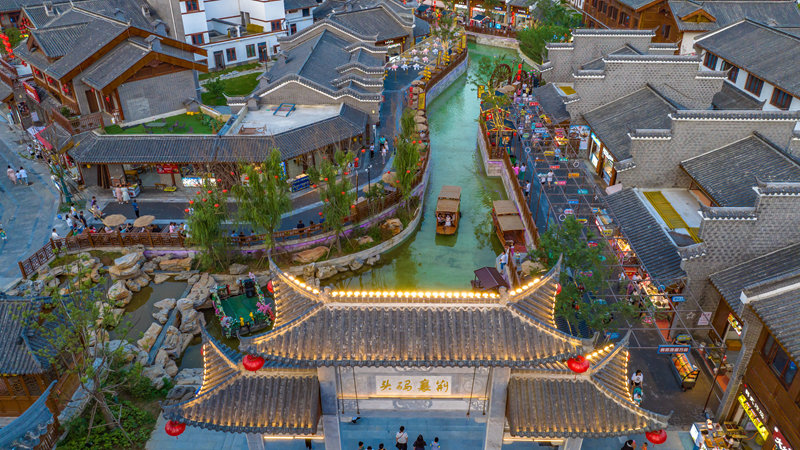 湖北襄阳特色古镇夜景美灯光璀璨引游人