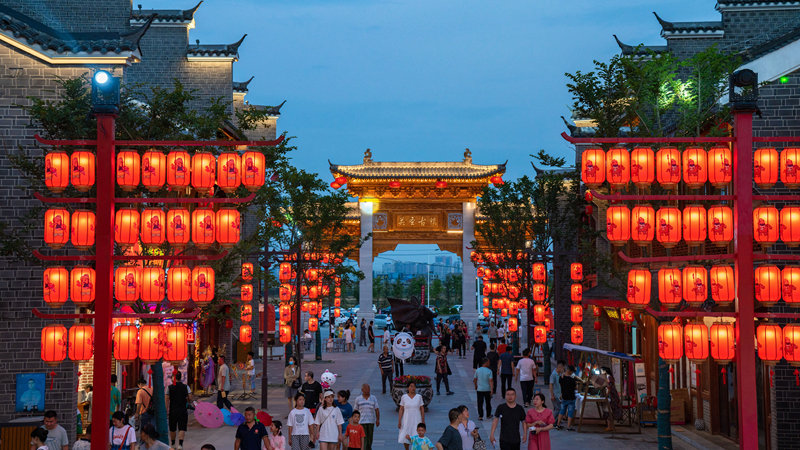 湖北襄阳特色古镇夜景美灯光璀璨引游人