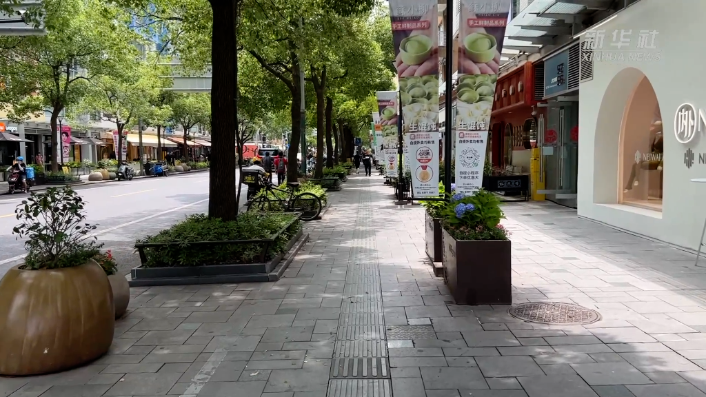 位于上海市杨浦区五角场街道的大学路,是一条"网红路",沿街商铺100多