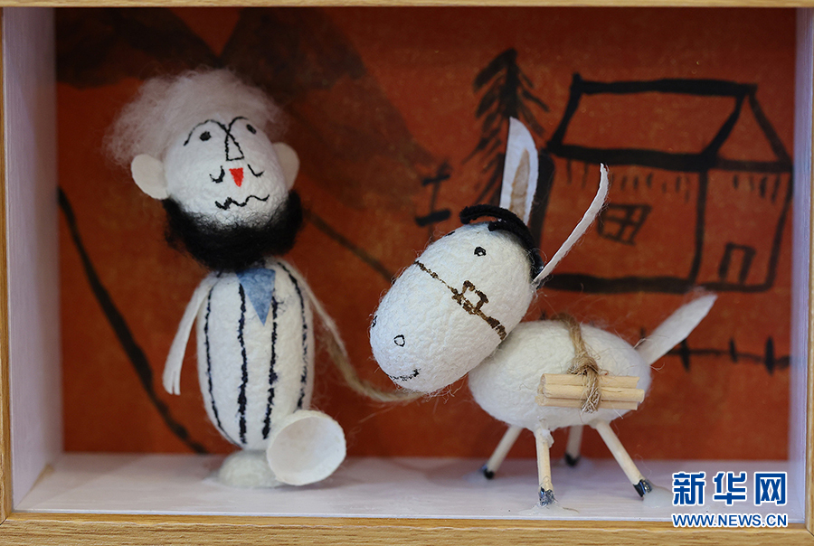 萌翻了这群小学生将蚕茧变成可爱小动物