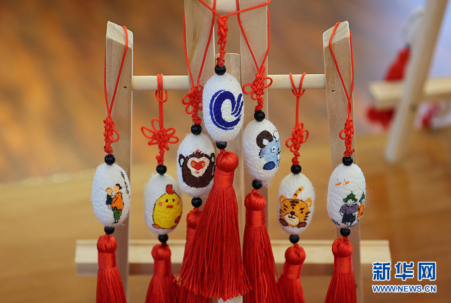 萌翻了这群小学生将蚕茧变成可爱小动物