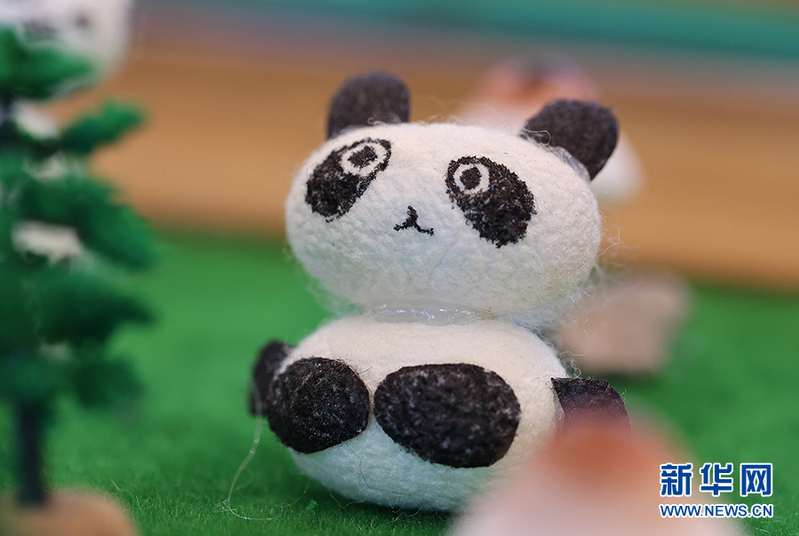 萌翻了这群小学生将蚕茧变成可爱小动物