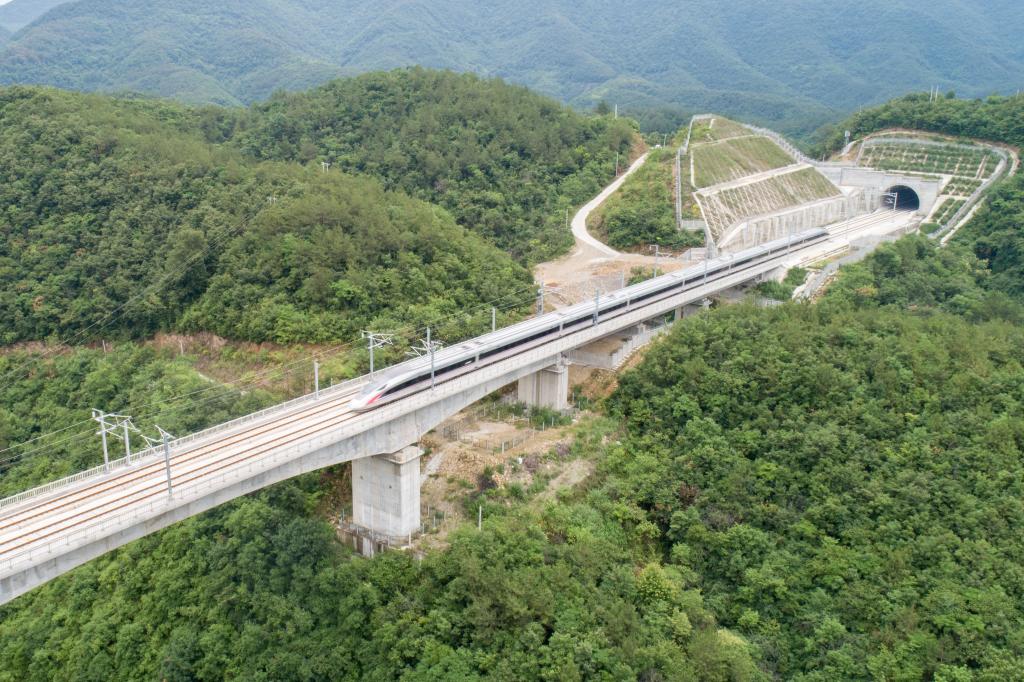 新华全媒丨三峡库区迎来首条高铁郑渝高铁全线通车