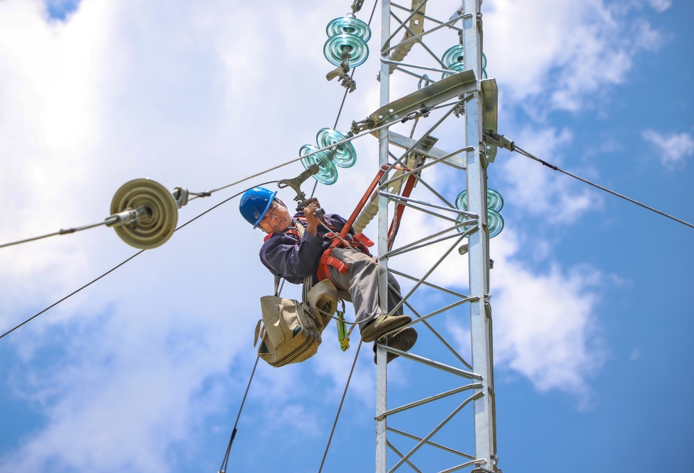 为了万家清凉电力人高温下坚守作业