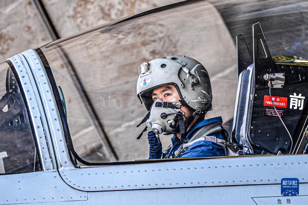 空军首批三代机飞行学员结业 即将奔赴一线作战部队-新华网