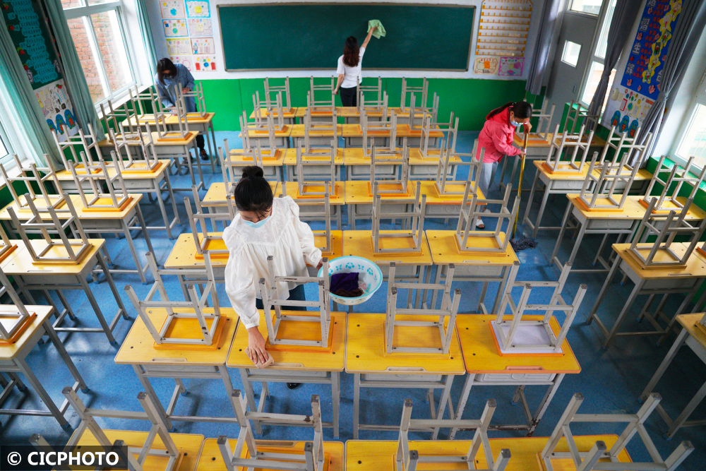 2022年8月28日,河北省邢台市内丘县实验小学的教师在教室里打扫卫生