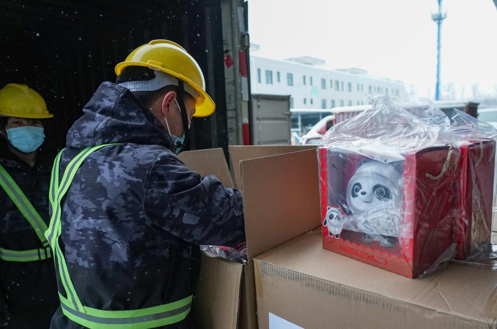 难说再见 期待重逢——“冰墩墩”“雪容融”实体销售下线倒计时(图6) 难说再见 期待重逢——“冰墩墩”“雪容融”实体销售下线倒计时(图6)