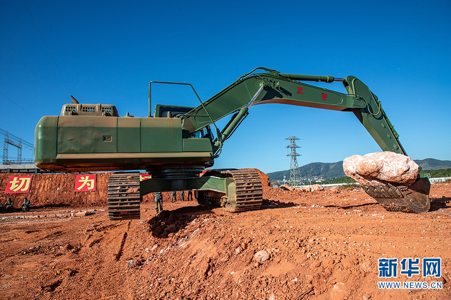 参赛官兵正在进行挖掘机过单边桥比武(摄于11月17日).
