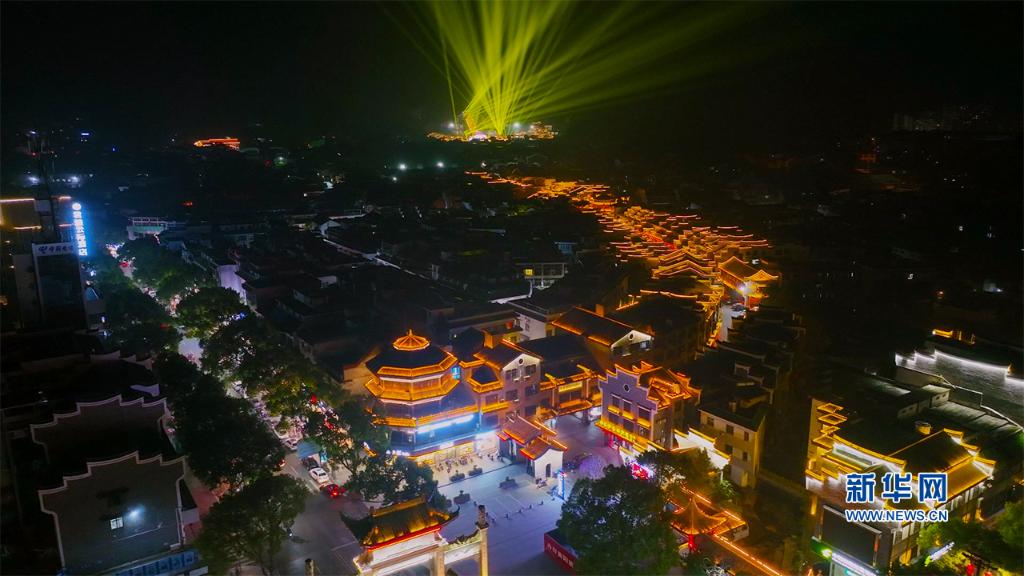 南岳古街夜景 新华网发 苏峥嵘摄衡阳市南岳区地处衡山山脉中心,倚