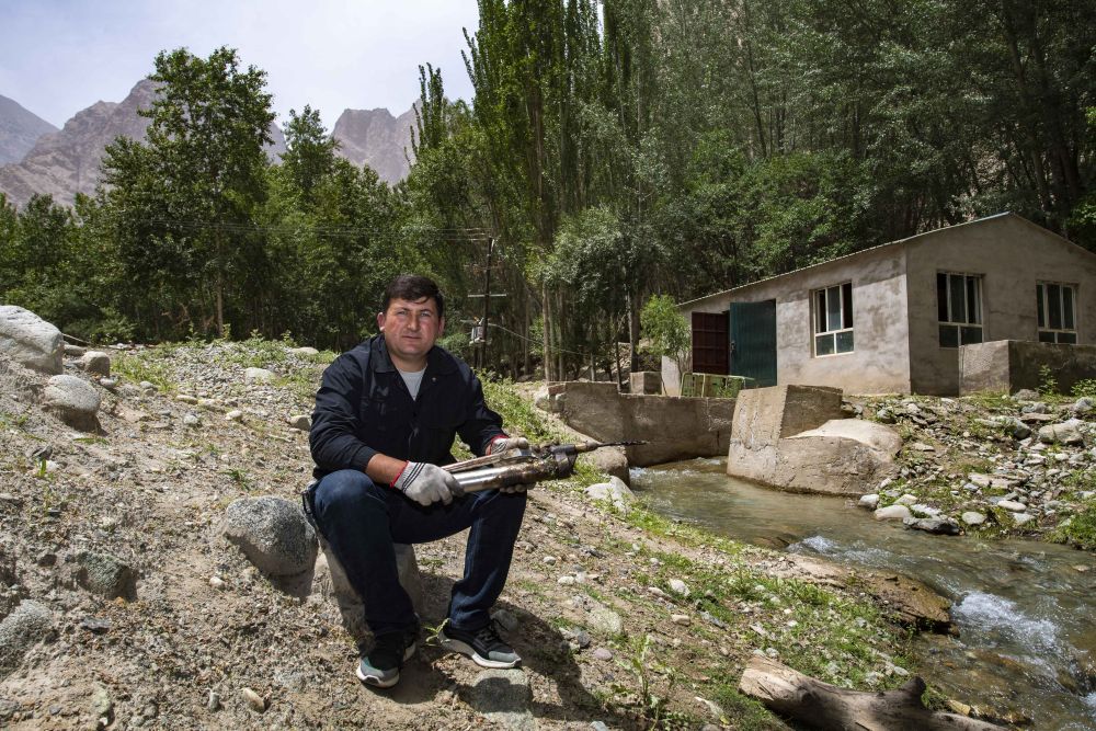拼版照片左图:大同乡阿克托尕栏杆村村民西热力汗·努尔丁在修理