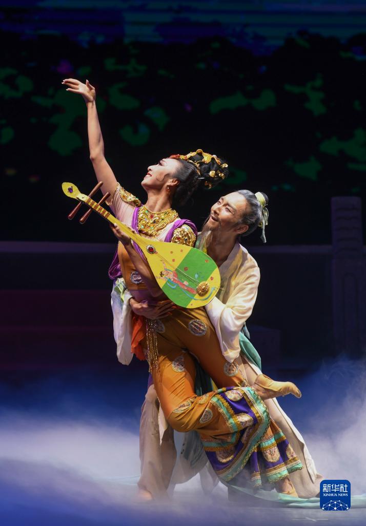 经典舞剧《丝路花雨》在乌鲁木齐上演-新华网