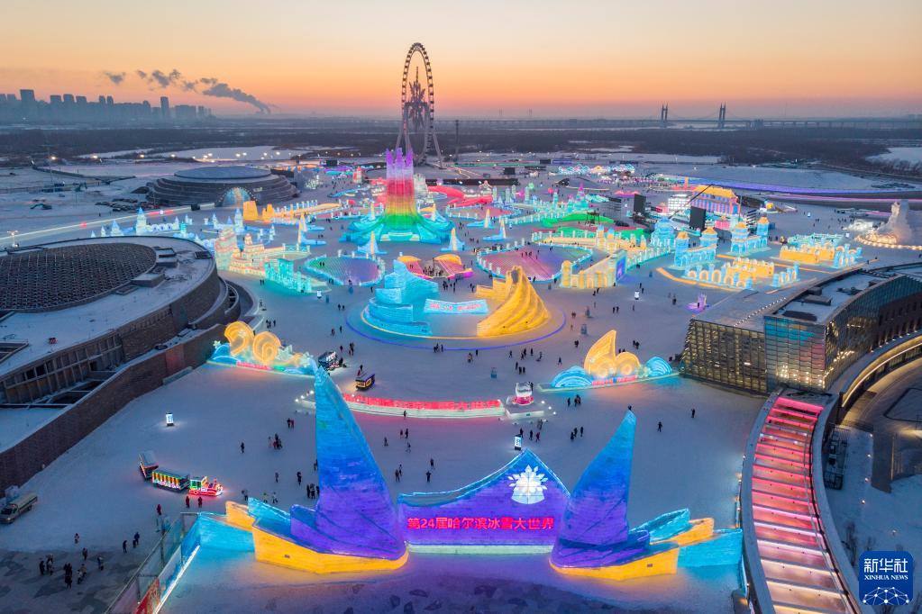 这是1月3日拍摄的夕阳下的第24届哈尔滨冰雪大世界园区(无人机照片).