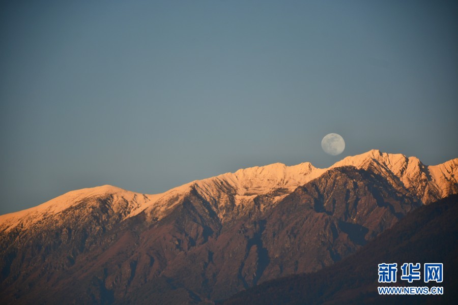 美摄影师记录下大理日月同辉美景