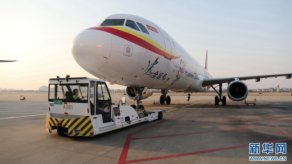 肖陆地是杭州萧山国际机场机务维修工程公司特种设备部的一名特种车辆