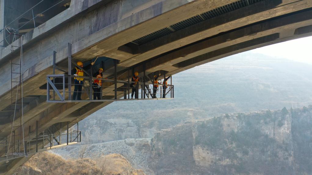 新华全媒 丨守护"文物级"铁路桥的深山桥隧工-新华网