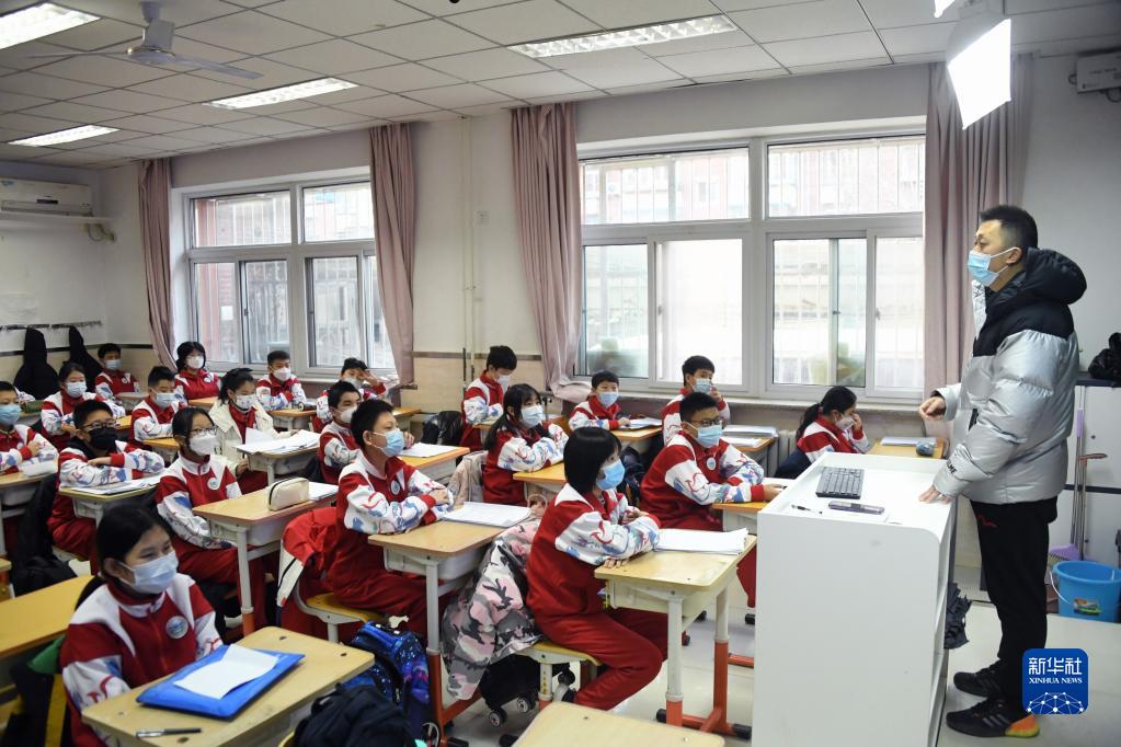 2月13日,北京市中关村中学知春分校初一(3)班学生上开学第一课.